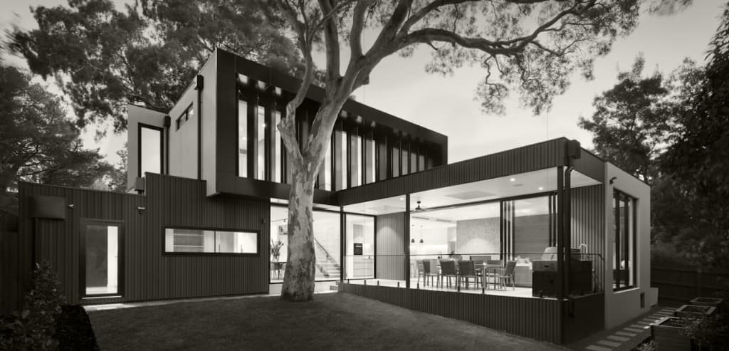 Modern woning met RVS deurbeslag bij schemer
